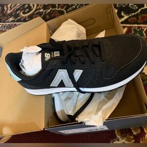 Black new balance shoes. New condition.